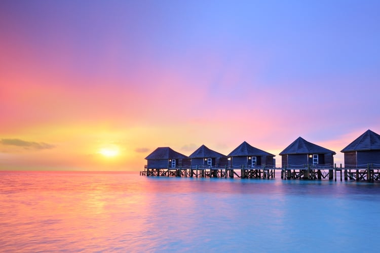 Ubicada en el sur de Asia, Maldivas es una nación tropical compuesta por 26 atolones o islas con base de coral. Sus playas de arena blanca y sus impresionantes aguas cristalinas atraen a turistas de todas partes, mientras que sus arrecifes de coral albergan uno de los conjuntos de vida marina más asombrosos del mundo