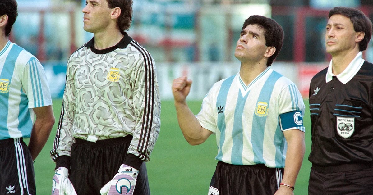 32 anni dopo ‘L’altra mano di Dio’, la parata di Maradona che ha salvato l’Argentina a Italia 90: perché l’arbitro non lo ha visto e cosa avrebbe deciso il VAR