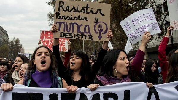 Entre los reclamos de las jóvenes en Chile figura la elaboración de protocolos contra la violencia de género (AFP)