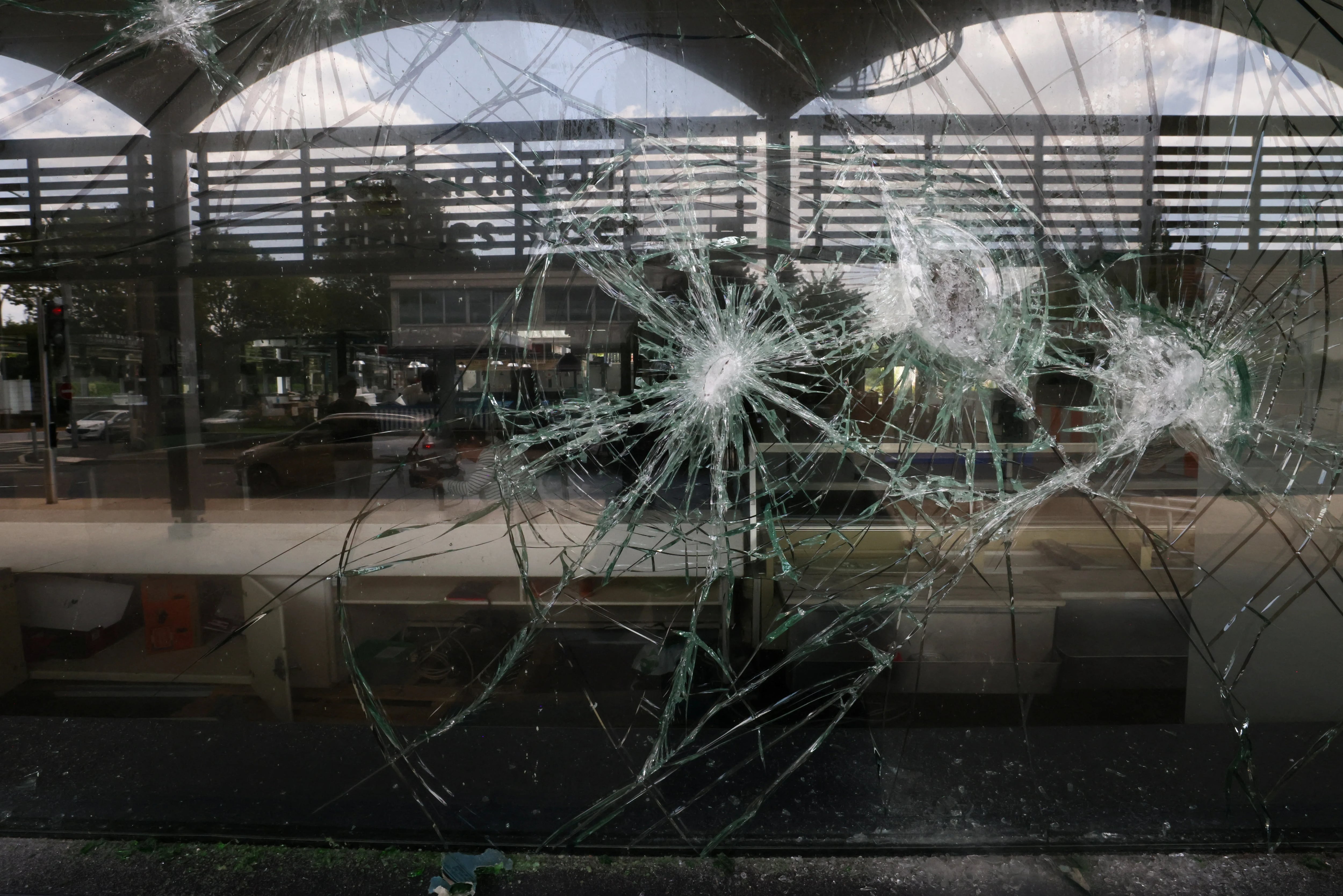Lo que empezó como una revuelta en los suburbios se transformó en una oleada de odio y rabia contra el Estado y de violencia oportunista (REUTERS/Yves Herman)