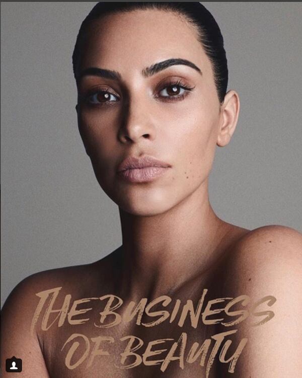 Kim Kardashian generó opiniones encontradas con fotos atrevidas para promocionar su línea de belleza KKW