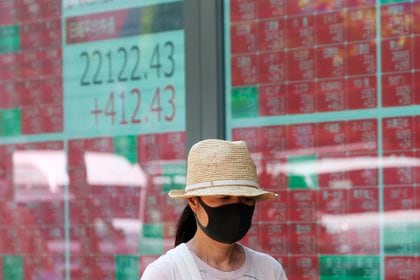 Uma mulher perto da Bolsa de Valores de Tóquio.  (AP Photo / Koji Sasahara)