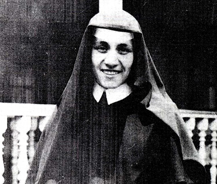 Nacida en Albania bajo el nombre de Agnes Gonxha Bojaxhiu, tuvo una infancia difícil y una fuerte formación católica