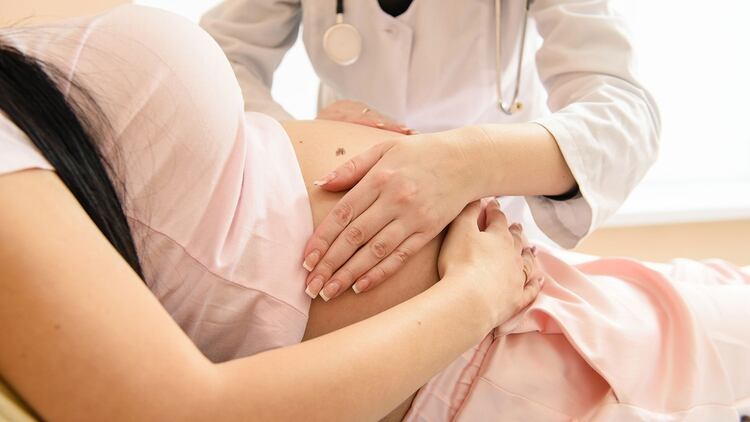Durante ciertos períodos de la gestación representa un potencial riesgo para el desarrollo normal del feto.