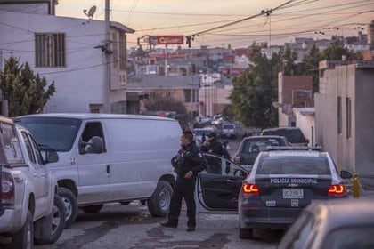 TIJUANA, BAJA CALIFORNIA, 02ENERO2021.- Dos menores de edad uno de nueve y otro de cuatro años fueron asesinados por presunta asfixia en el interior de una casa ubicada en Villa Fontana, al lugar acudieron policías municipales, agentes de la policía ministerial del Estado para iniciar con las primeras investigaciones FOTO: OMAR MARTÍNEZ /CUARTOSCURO