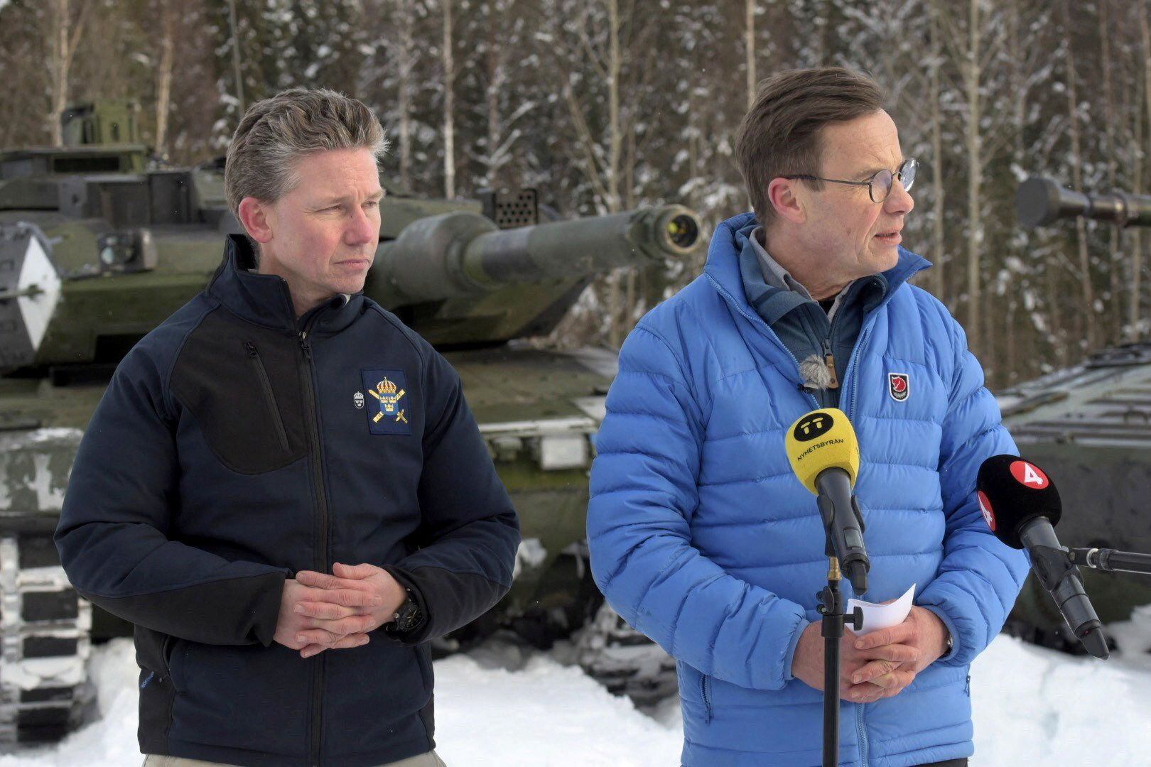 El primer ministro de Suecia, Ulf Kristersson, y el ministro de Defensa, Pal Jonson (Andreas Sjolin /TT News Agency/via REUTERS)
