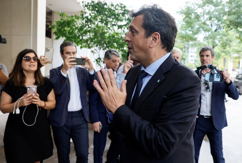 Massa, haciendo un gesto revelador al ingresar a la sede del FMI
REUTERS/Evelyn Hockstein