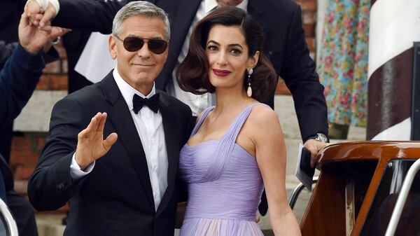 George y Amal, a la salida del Hotel Cipriani en Venecia (Foto: Grosby Group)