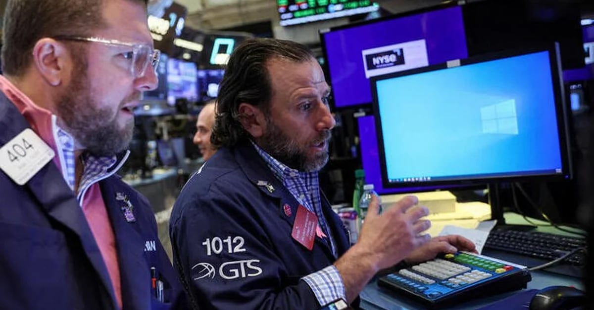 Wall Street closed with slight losses, but posted its best week since March