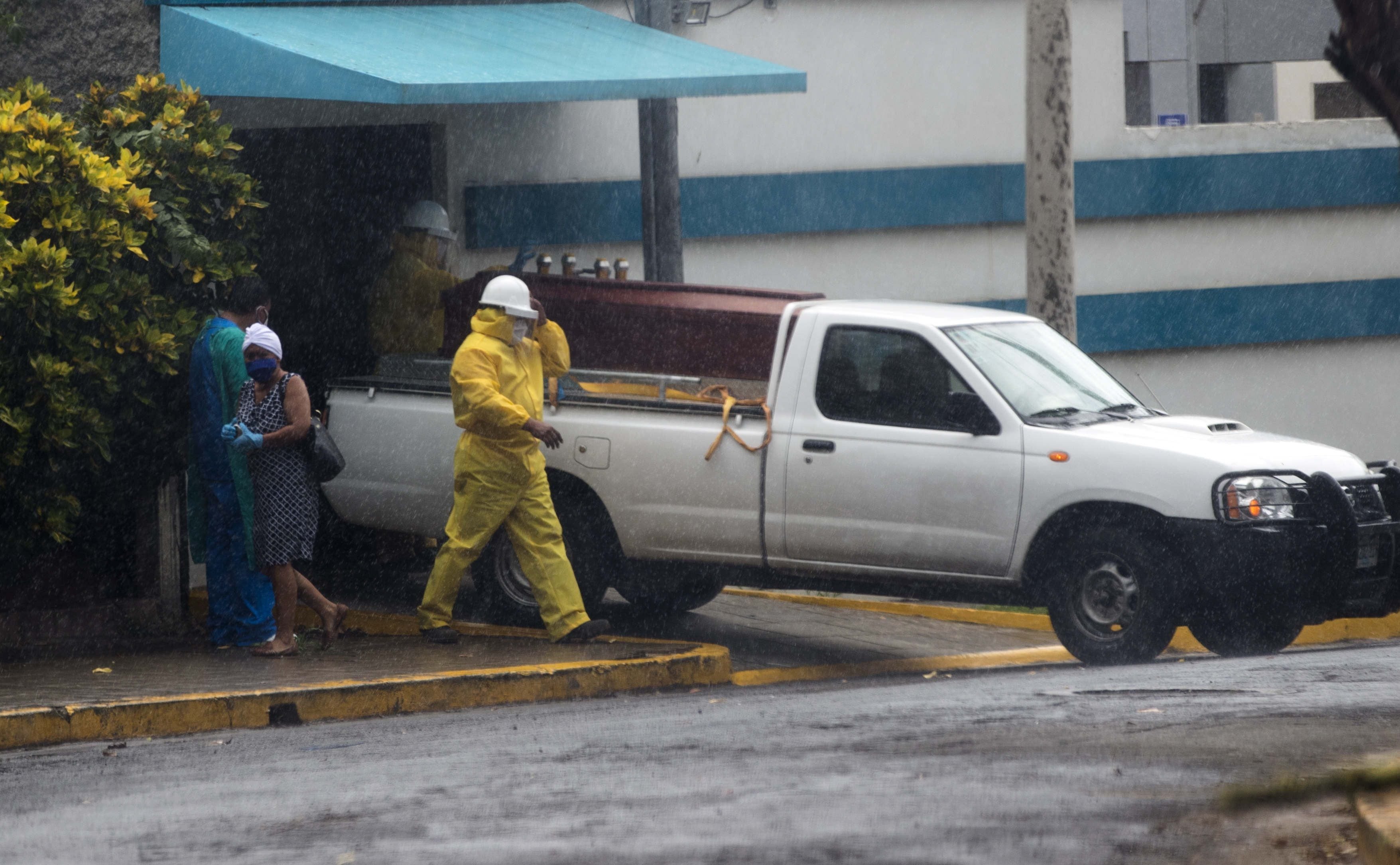 Un ataúd es retirado del Hospital Sermasa utilizando protocolos de seguridad a causa del COVID-19 en Managua (EFE/Jorge Torres/Archivo)
