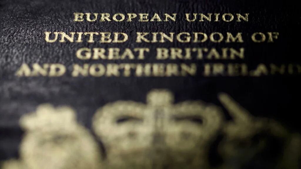 El pasaporte de los ciudadanos del Reino Unido y la Unión Europea (Reuters)