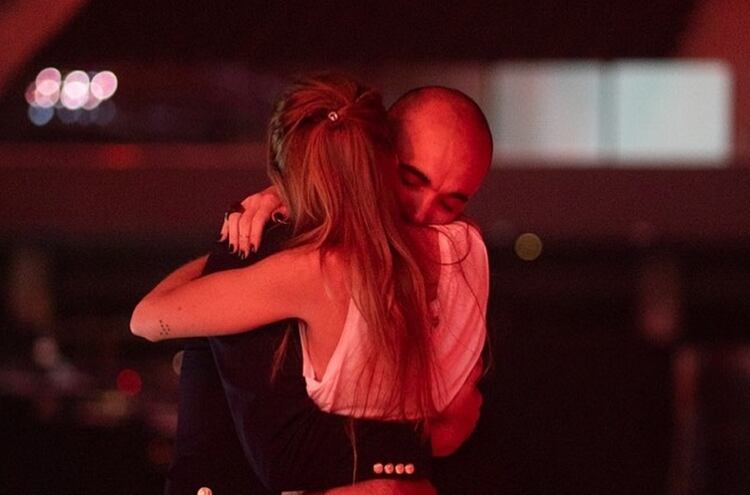 La romántica foto de Abel Pintos y Mora Calabrese
