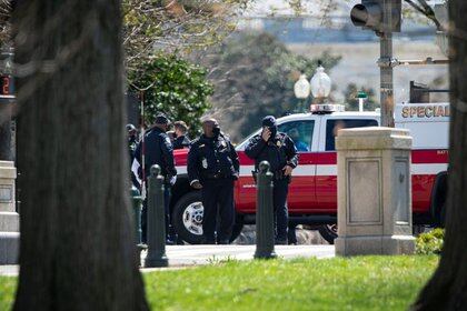 Policías en el complejo del Congreso en Estados Unidos investigan tras una amenaza de seguridad en el Capitolio, Washington, EEUU, Abril 2, 2021. REUTERS/Al Drago