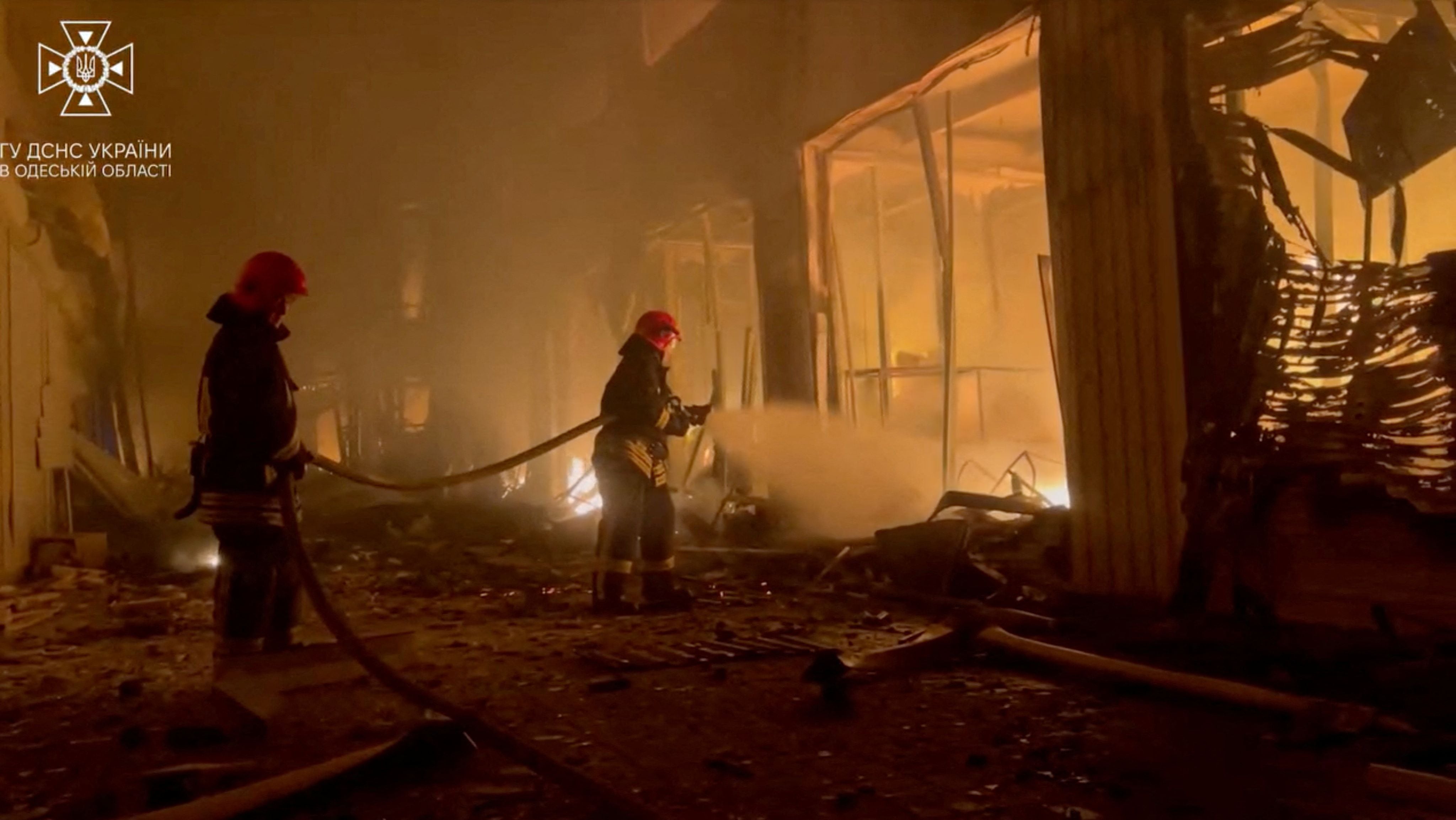 Los bomberos trabajan en uno de los edificios atacados por Rusia (Reuters)