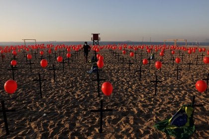Este sábado, la icónica playa de Copacabana en Río de Janeiro amaneció cubierta de cruces negras y globos rojos (REUTERS / Ricardo Moraes)