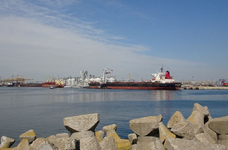 Una vista de la terminal de cereales con silo de grano en el puerto del Mar Negro de Constanza, Rumania (Reuters)