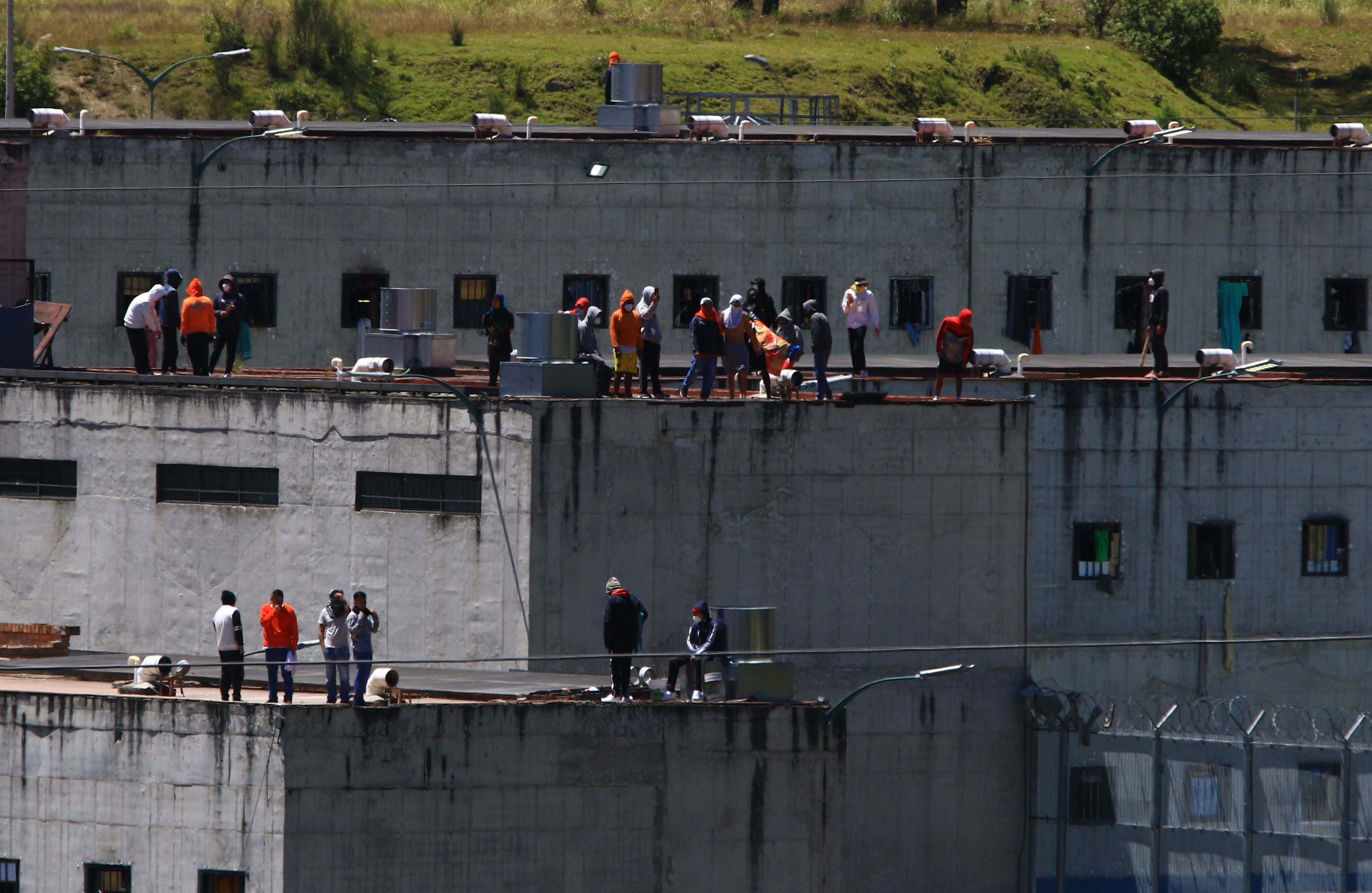 Presos se toman los techos de la cárcel "El Turi", en la ciudad de Cuenca (EFE/Robert Puglla)