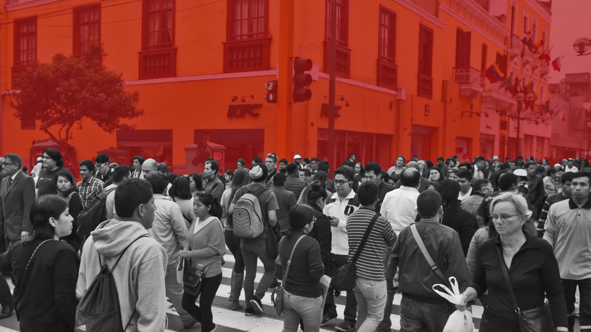 gente en blanco y negro en jiron de la union, Lima, con el cielo en rojo en Perú