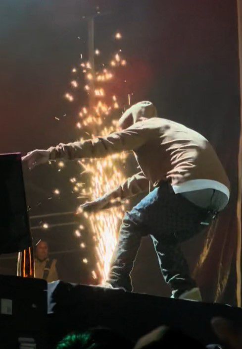 El cantante reaccionó hasta que estaba al filo del escenario y no pudo detener su caída (Captura de pantalla/TikTok)