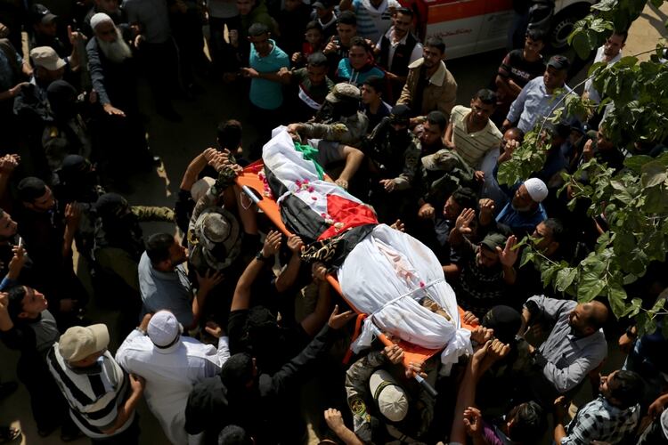 El líder terrorista Rasmi Abu Malhus fue sepultado este jueves, después de que Israel y la Jihad Islámica anunciaran su muerte en un ataque aéreo (REUTERS/Ibraheem Abu Mustafa)