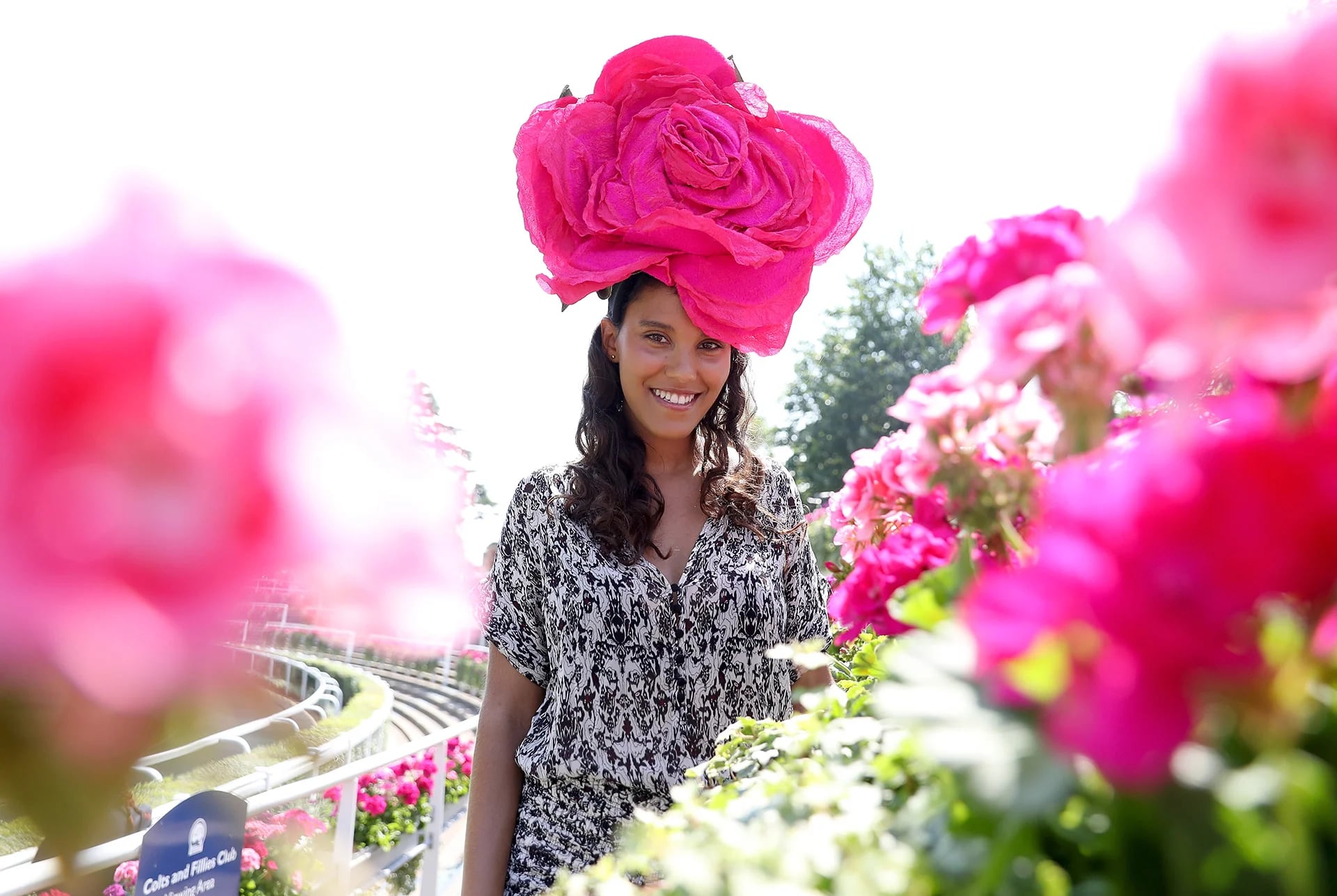 Los fascinators con motivos florales son los favoritos de las asistentes a este evento ecuestre, como lo luce  Layla Romic