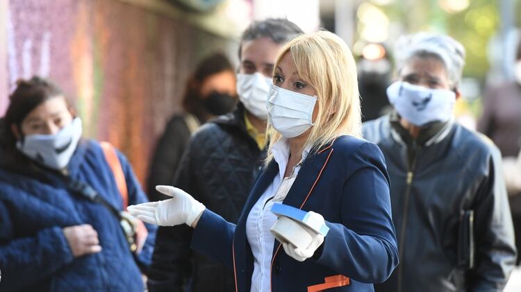 Ahora, las colas deberán hacerse con barbijos (Maximiliano Luna)