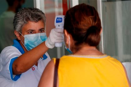 El subsecretario tuvo que aclarar que los termómetros no matan neuronas (Foto: EFE/Zipi/Archivo)
