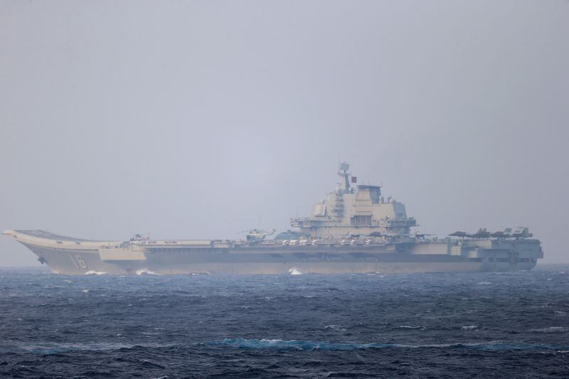 El portaaviones chino Liaoning navega por el estrecho de Miyako, cerca de Okinawa, el pasado 4 de abril (Oficina del Estado Mayor Conjunto del Ministerio de Defensa de Japón/REUTERS/Archivo)