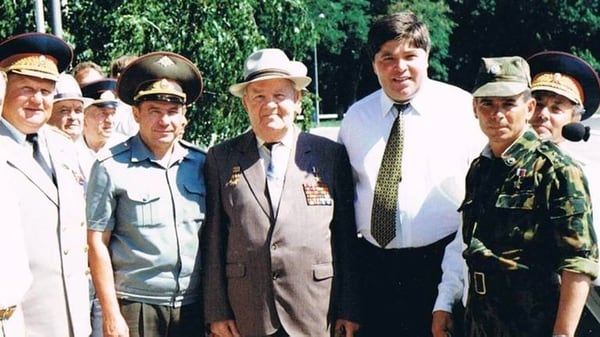 Nikolai Fedorovich Tkachev (segundo desde la izquierda) en una ceremonia militar rusa