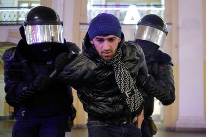 Un manifestante es detenido por la policía en San Petersburgo (REUTERS/Anton Vaganov)