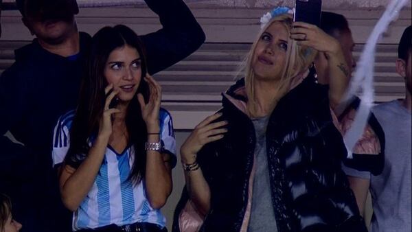 Wanda y Zaira en La Bombonera, alentando a la Seleccin Argentina