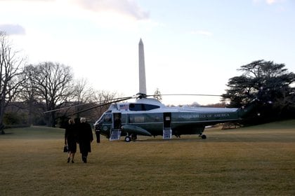 Trump y la primera dama abordan el helicóptero y dejan la Casa Blanca (Reuters)