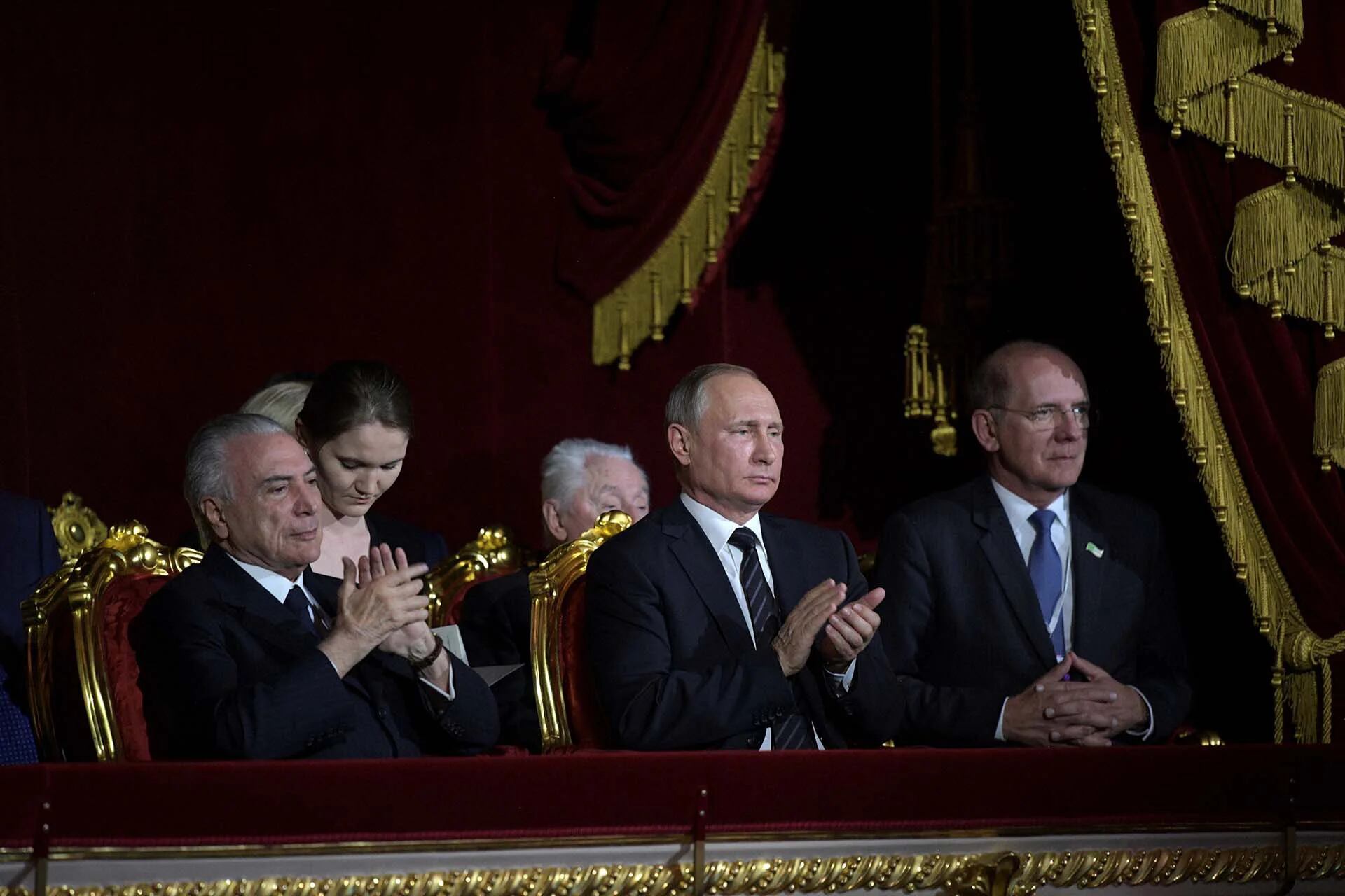 El presidente ruso Vladimir Putin y el presidente brasileño Michel Temer asisten a un concierto en el Teatro Bolshoi de Moscú, en Rusia