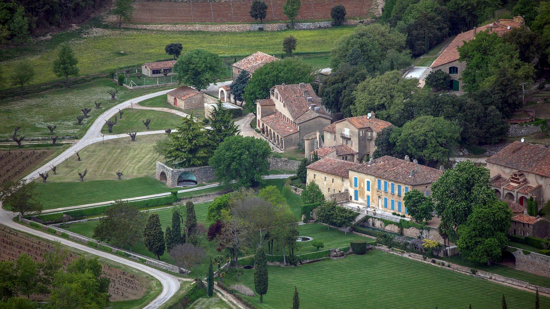 Una vista aérea de Chateau de Miraval, la finca que supo ser un hogar feliz para Brad Pitt y Angelina Jolie y hoy es motivo de una disputa millonaria (The Grosby Group)