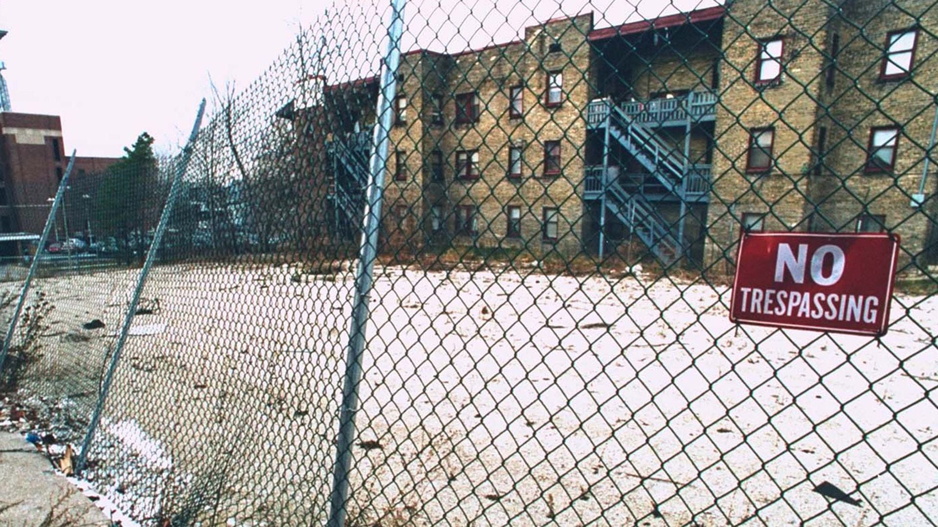 Un lote baldío con un letrero que dice "Propiedad privada. Prohibido el paso". Había sido el sitio del edificio de apartamentos donde Jeffrey Dahmer vivía, mataba y mutilaba a sus víctimas (Steve Kagan/Getty Images)
