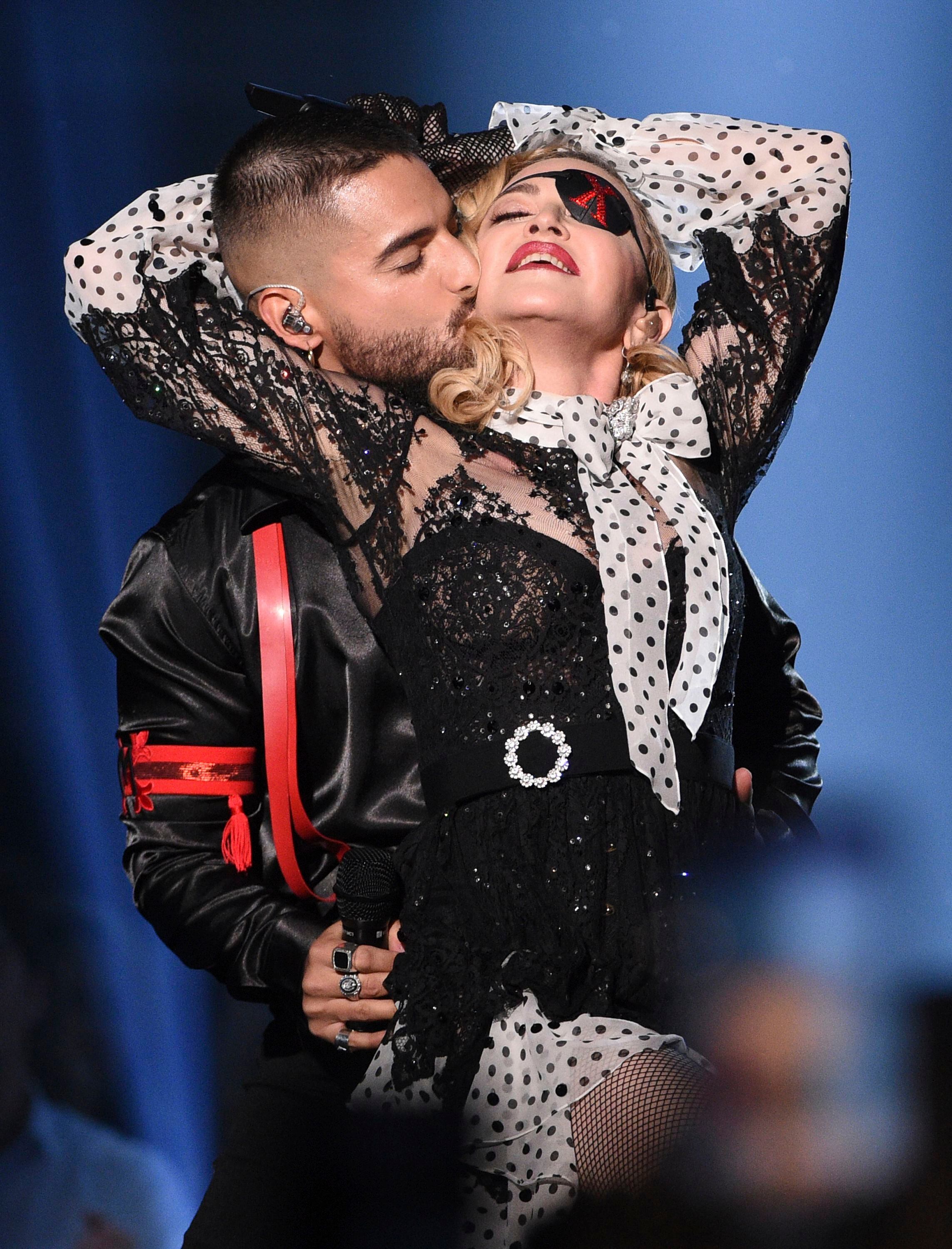 Maluma habrñia intentado besar a Madonna mientras interpretan "Medellin" en los Premios Billboard de 2019. (Foto Chris Pizzello/Invision/AP)