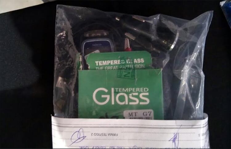 El dispositivo que según fuentes policiales es un detonador de explosivos.