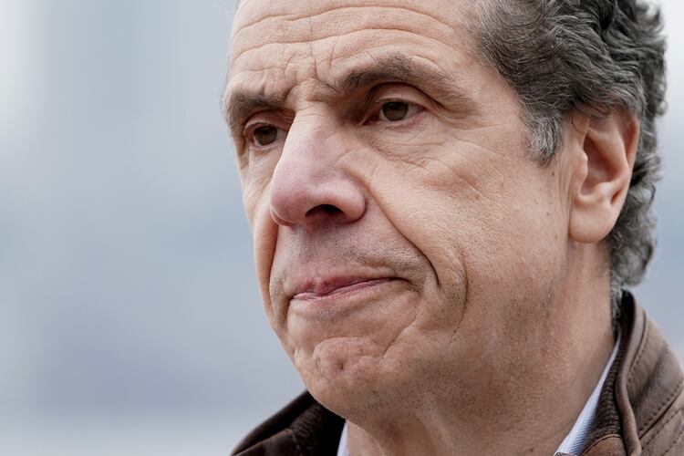 Durante la devastación del COVID-19 en su estado, el gobernador de Nueva York, Andrew Cuomo, creció sin parar en popularidad. (REUTERS/Carlo Allegri)