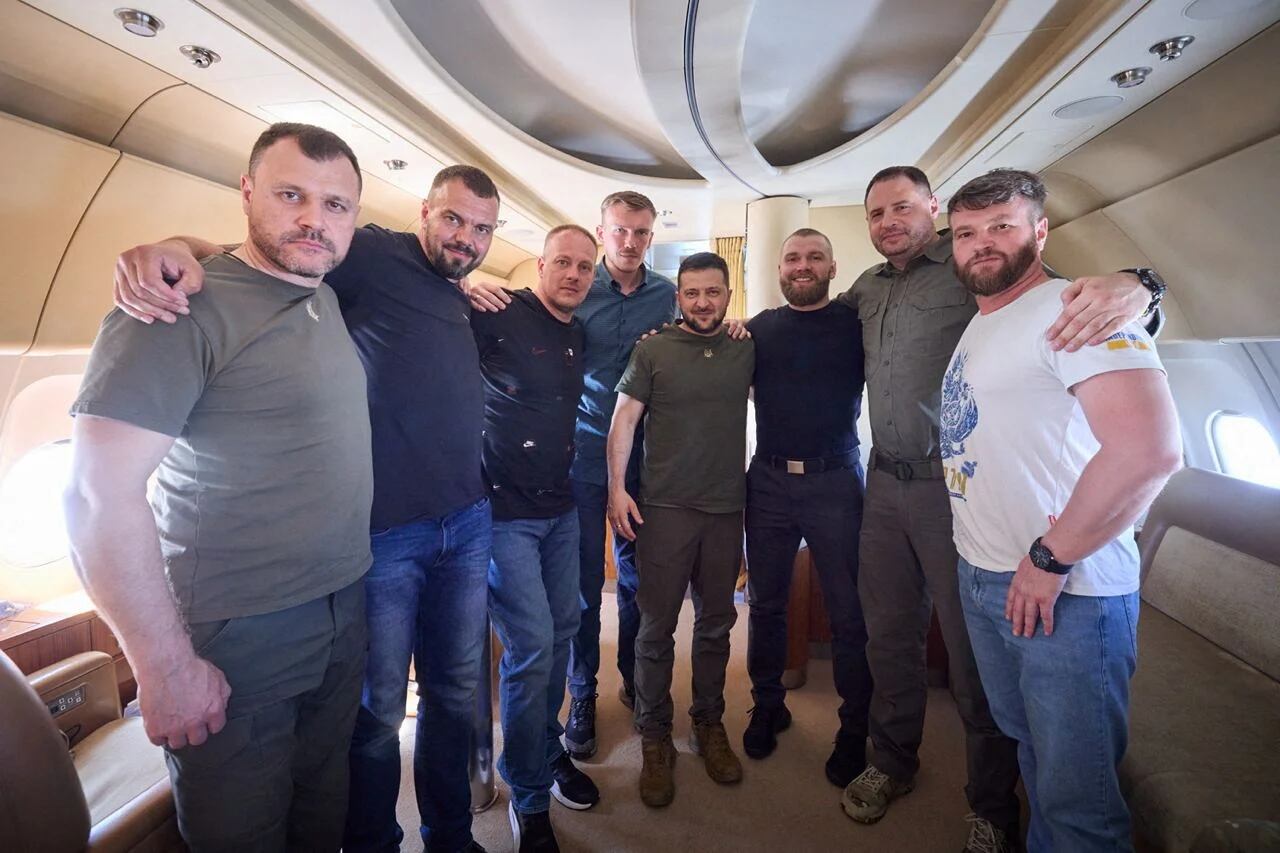 El presidente de Ucrania, Volodymyr Zelenskiy, el jefe de gabinete de la oficina presidencial, Andrew Yermak, y el ministro del Interior, Ihor Klymenko, posan para una foto con los comandantes de los defensores de Azovstal Iron and Steel Works en Mariupol Denys Prokopenko, Sviatoslav Palamar, Denys Shleha, Serhii Volynskyi y Oleh Homenko adentro un avión cuando regresan a Ucrania desde Estambul, Turquía, 8 de julio de 2023. Servicio de Prensa Presidencial de Ucrania/Folleto vía REUTERS
