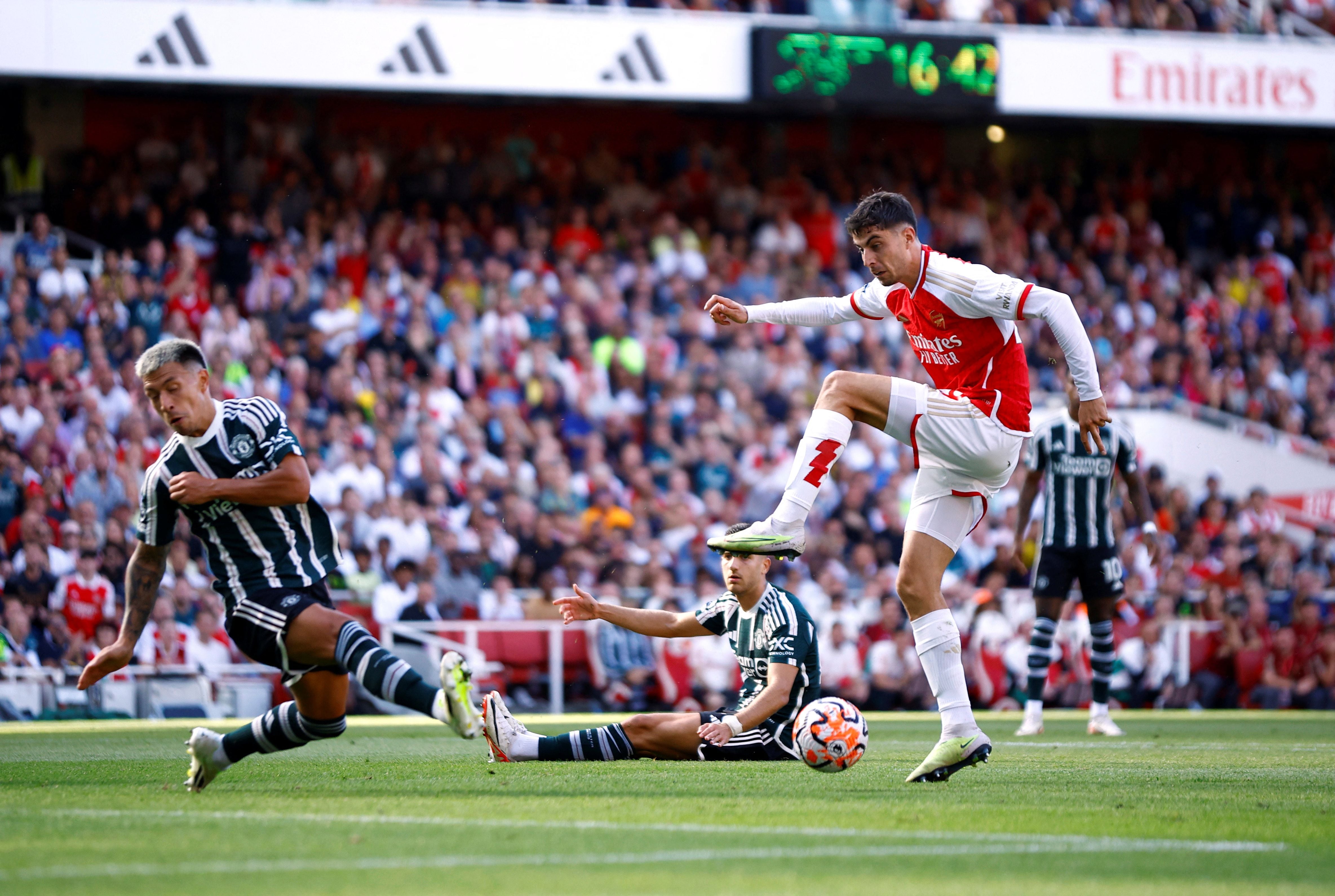 Lisandro Martínez no pudo completar el partido ante Arsenal por una molestia en su pierna derecha (Reuters/John Sibley)