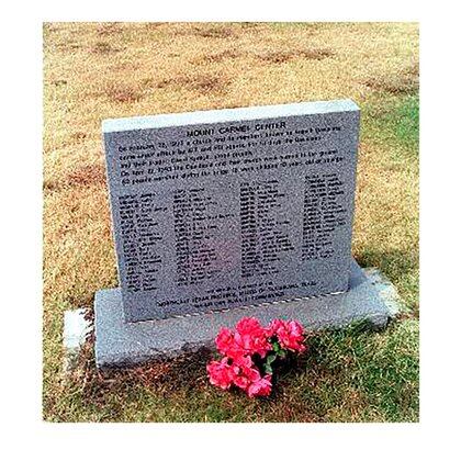 Monumento en el cual nombra a todos los miembros de dividianos que perdieron la vida el 19 de abril de 1993. (AP Photo/Bill Janscha)