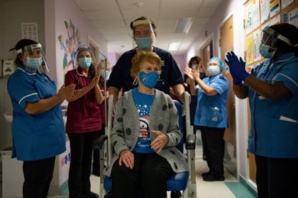 Margaret Keenan, de 90 años, está siendo elogiada por el personal del Hospital Universitario de Coventry en el Reino Unido.  Pfizer se convirtió en el primer británico en medir contra el virus corona (Reuters)
