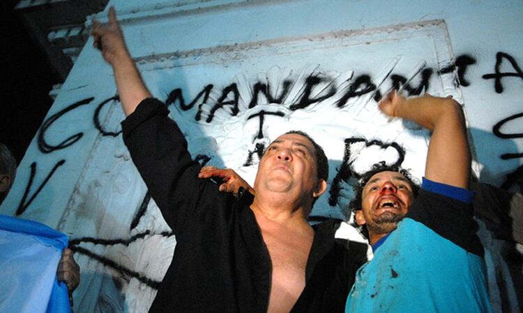 Junto a otro militante en la Plaza de Mayo durante una movilización en apoyo a Cristina Kirchner (Foto de archivo)