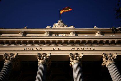 FOTO DE ARCHIVOS: Una bandera española ondea sobre la Bolsa de Madrid, España, 1 de junio de 2016. REUTERS/Juan Medina