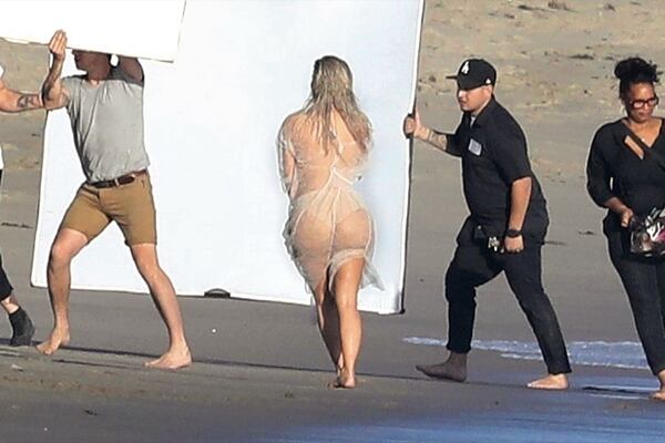 Kim Kardashian en una producción en la playa (Foto Grosby Group)