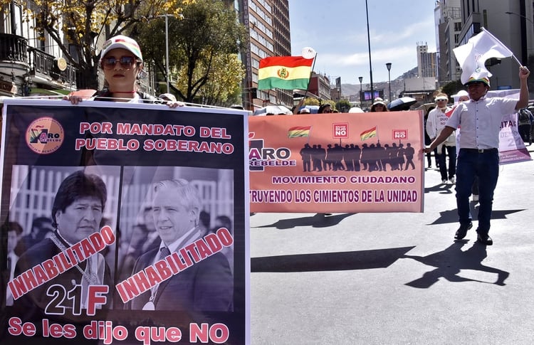 Manifestantes de la oposición marchan para exigir la renuncia de los miembros del Tribunal Supremo Electoral (Reuters)