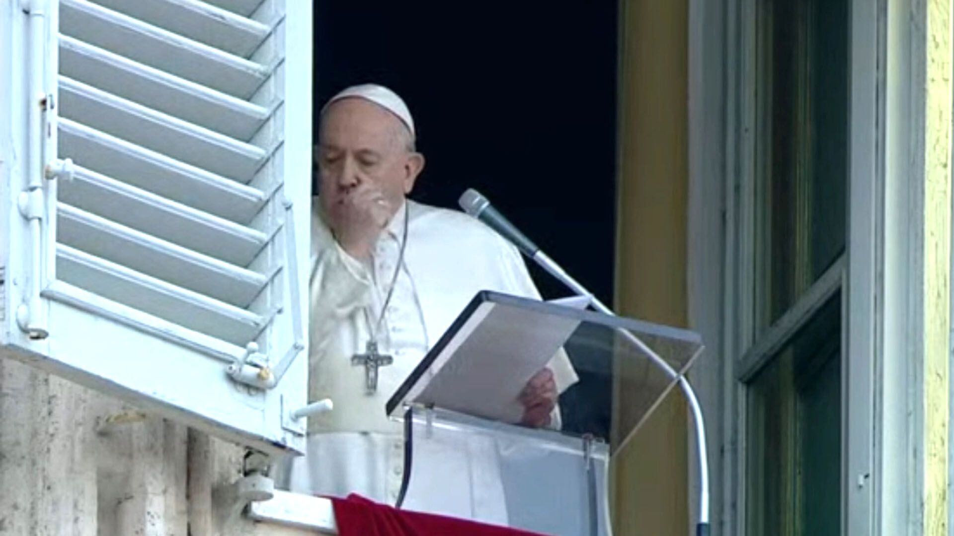El Papa Francisco tosiendo