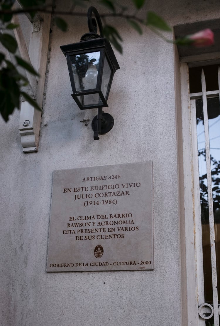 Una placa de mármol recuerda el paso del escritor julio Cortázar por la calle Artigas 3246 en el barrio de Rawson y Agronomía (Foto: Ricardo Ceppi)