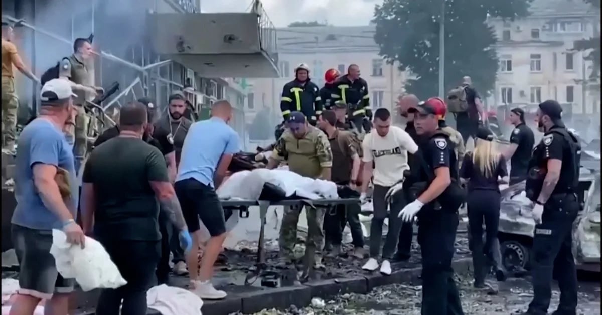 Al menos 20 civiles han muerto por ataques rusos en una ciudad del centro de Ucrania