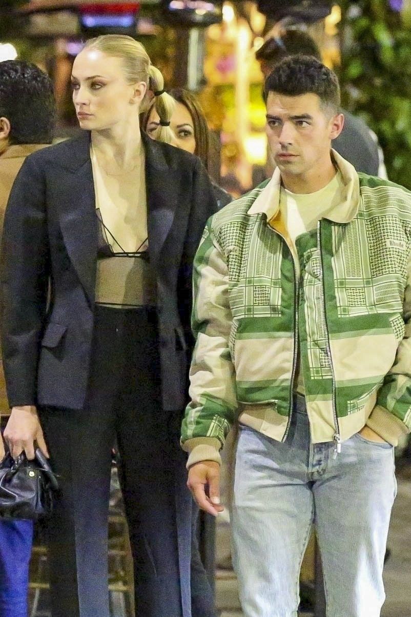 Joe Jonas y Sophie Turner compartieron una romántica cena en Il Pastaio, el exclusivo restaurante italiano de  Beverly Hills. Fueron fotografiados cuando salían del lugar y esperaban su auto para regresar a su hogar